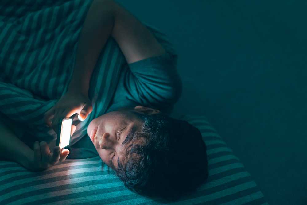 Thức khuya bấm điện thoại ảnh hưởng nghiêm trọng đến sức khỏe